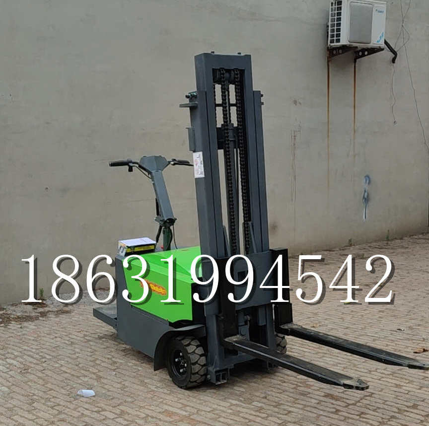 鹤岗市优程全电动叉车插腿式堆高车液压装卸车1.5吨升高小型站驾式铲车