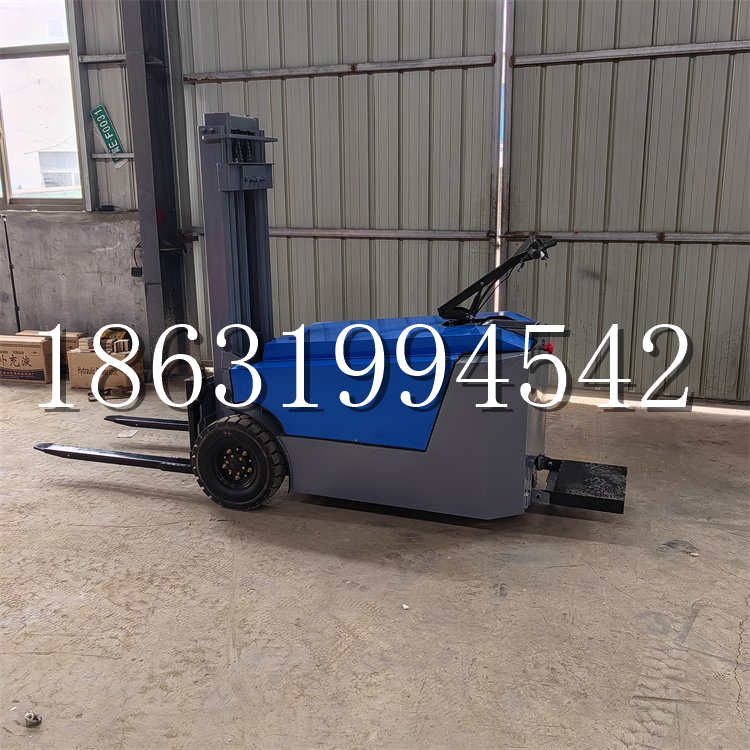 鹤岗市全电动叉车插腿式堆高车液压装卸车1.5吨升高小型站驾式铲车